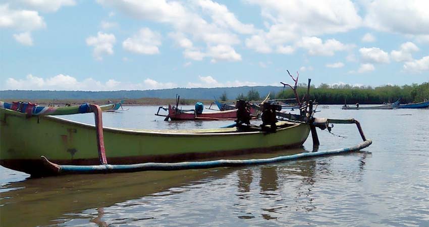 Jukung Nelayan jandas di muara sungai Getem Desa Mojomuyo. (ist)