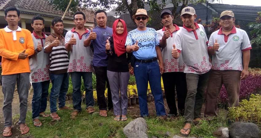 Maskur Hadi Priyono Bersama Organisasi Petani Bunga Grangsi. (H.Mansyur Usman/Memontum.Com)