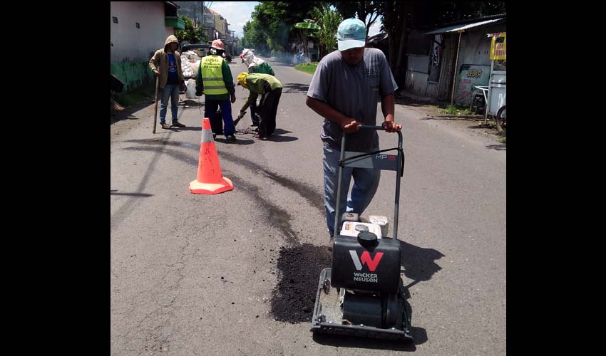 Pemeliharaan Jalan dengan swakelola di jl. raya Tarik yang cukup dengan menggunakan stamper. (par)