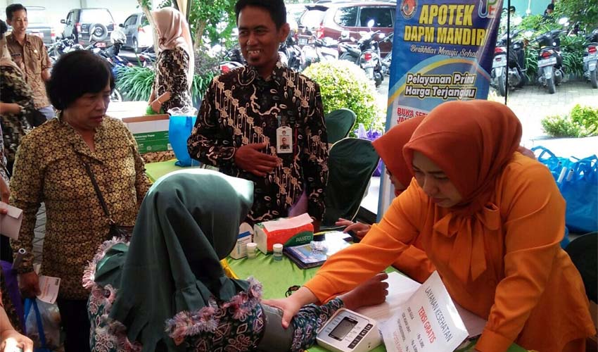 Syamsul Arifin, Ketua DAPM Wijaya Mandiri Tarik di stand apotik dengan pemeriksaan kesehatan gratis. (par)