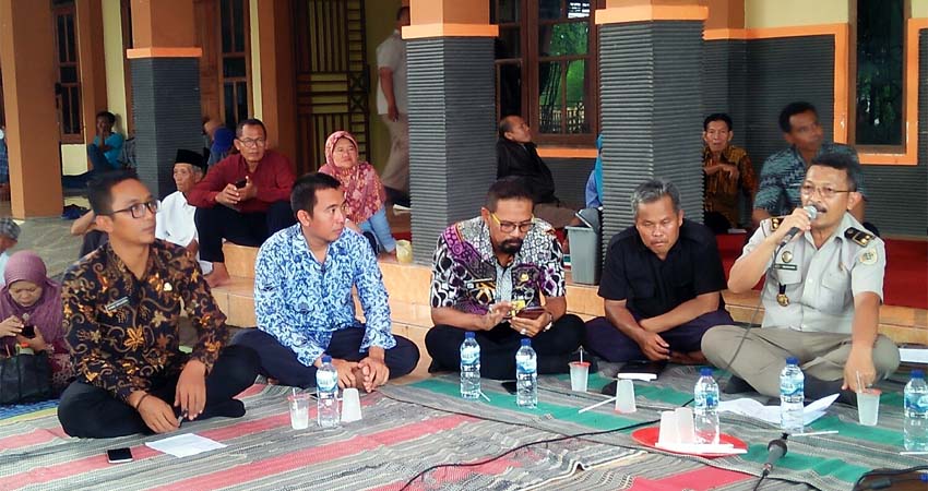 Petugas BPN Sidoarjo menyampaikan sosialisasi PTSL di desa Kraton Kecamatan Krian .(par)