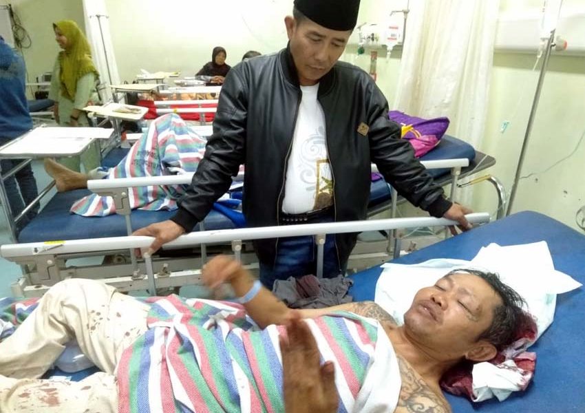 Kapolsekta Klojen Kompol Budi Harianto saat mendatangi korban Slamet saat dalam perawatan di IGD. (ist)