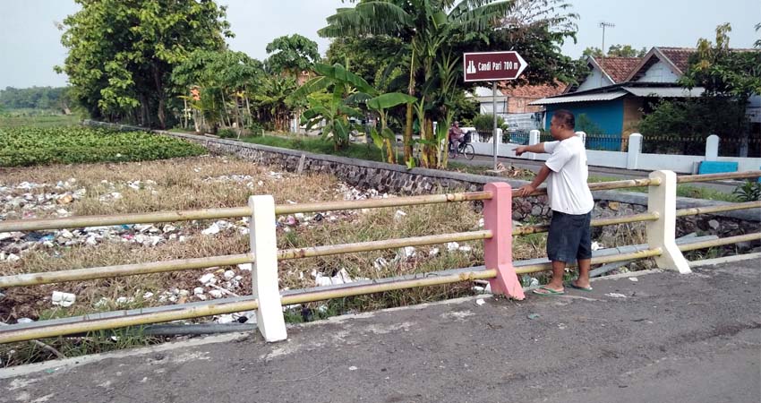 Budi, warga Desa Candipari, Kecamatan Porong menunjukan sampah dan eceng gondok yang menutupi saluran air sungai (gus)