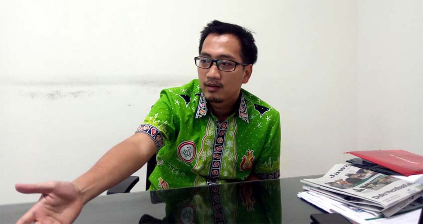 Dr Farhat Surya Ningrat saat berada diruang kerjanya