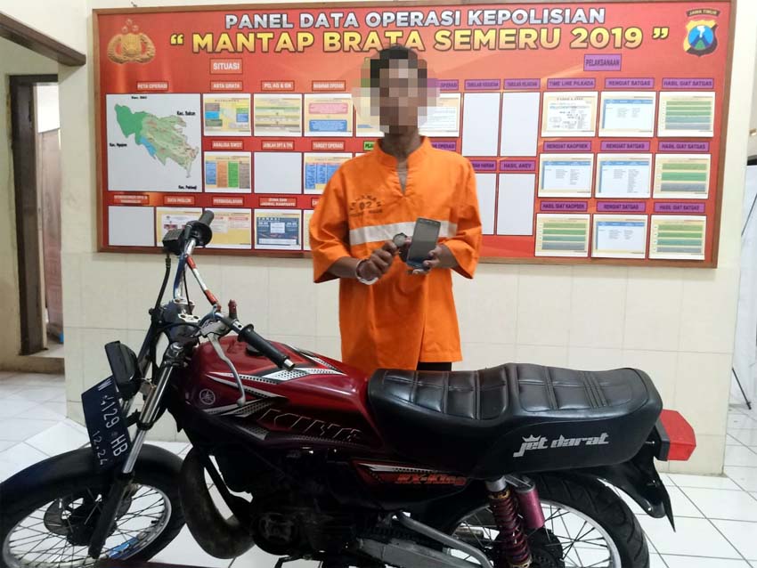 TIGA : Tersangka Fauzi dan barang bukti di Polsek Wagir. (ist/humas Polres Malang)