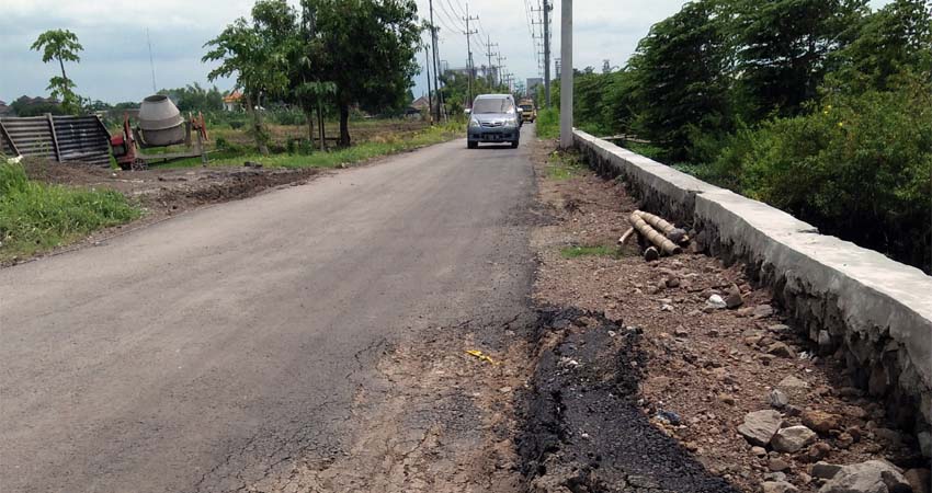 Jebol, ruas jalan Barengkrajan yang diperbaiki akhir Desember 2019. (par)