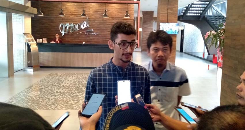 Putra sulung dr Hj Faida dan Rully Efendi saat ditemui wartawan di Hotel Meotel. (gik)