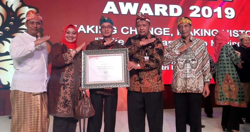 Bupati Bondowoso didampingi Sekda terima penghargaan SAKIP Award.(foto Dul. memontum.com )