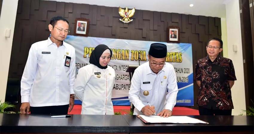 Bupati Fadeli Tegaskan Target Kinerja Wajib Dipenuhi, Canangkan Zona Integritas dan Penyerahan Penghargaan SAKIP Perangkat Daerah 2019