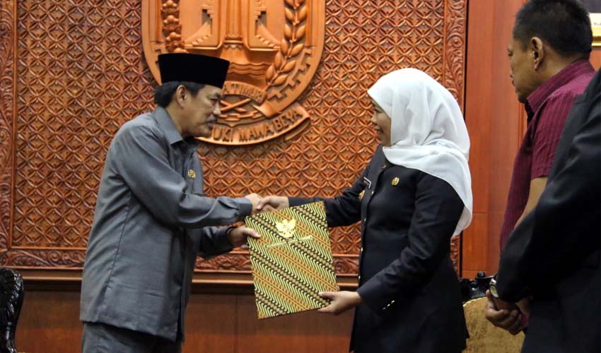 PENYERAHAN - Gubernur Jatim, Khofifah Indar Parawansa menyerahkan surat penunjukkan Wabup Sidoarjo, Nur Ahmad Syaifuddin sebagai Plt Bupati Sidoarjo setelah kasus OTT KPK di Grahadi, Surabaya, Selasa (14/1/2020)