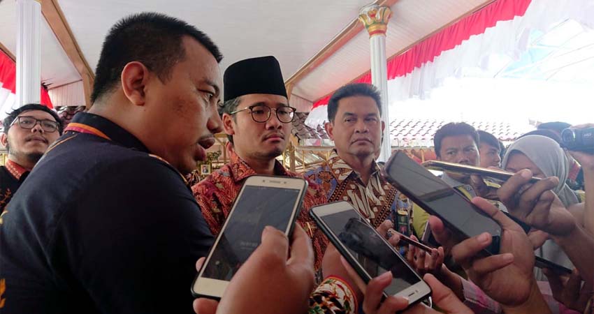 Bupati Bangkalan R abdul Latif Amin Imron bersama Kepala Ketua Pengadilan Tinggi saat diwawancarai