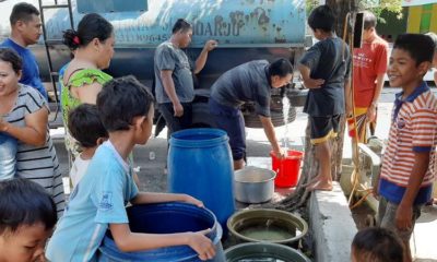 REBUTAN - Puluhan warga korban puting beliung Dusun Sidorono, Desa Barengkrajan, Kecamatan Krian, Sidoarjo berebut pasokan air bersih 5.000 liter dari PDAM Delta Tirta Sidoarjo, Senin (6/1/2020)