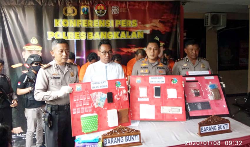 Kapolres Bangkalan AKBP Rama Samtama Putra saat merilis kasus narkoba, (8/1/2020)