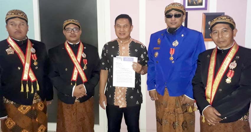 ABDI : Abdi dalem, Prajurit dan Pengawal, Keamanan Kasunanan Surakarta Hadiningrat,KRHT Gus Ripno Waluyo. SE. SPd. SH, (GRW), didampingi KRT Dwijo Herwantodipuro. SPd, RT Dwijo Aryokodipuro. SPd dan Mas Ngabehi Suhadi, di kantor Advokat Nadzib dan Rekan. (gie)