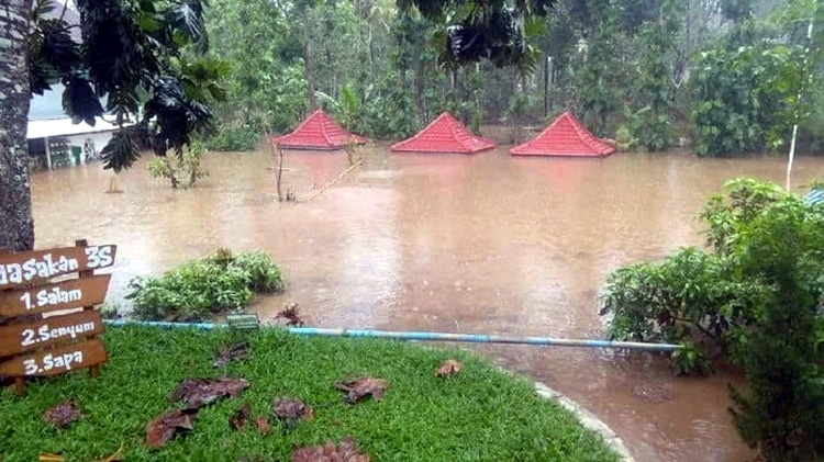 Banjir di MTsN Malang 4 beberapa waktu lalu. (H Mansyur Usman/Memontum.Com)