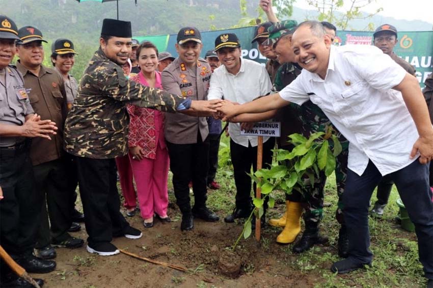 Wagub Emil bersama Kapolres Trenggalek tanam pohon di bukit Tunggangan Durenan. (ist)