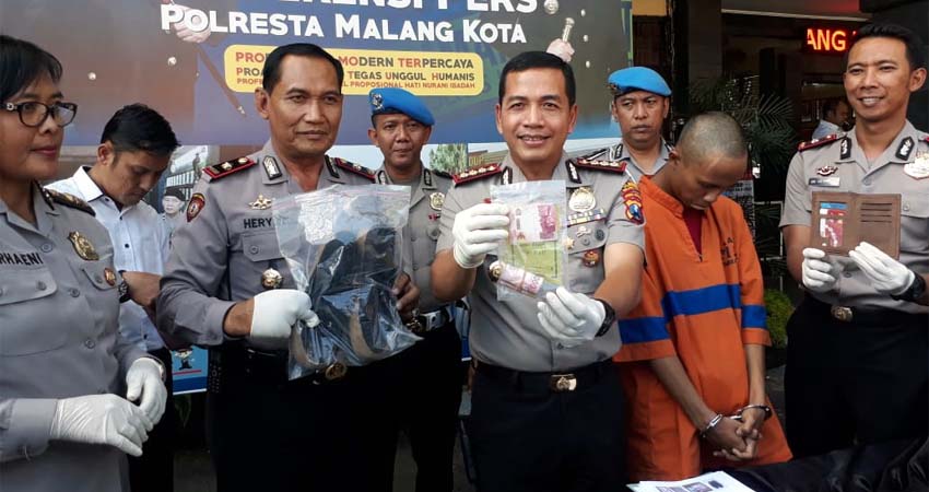 TUYUL : Tersangka Dika Pratama Putra saat dirilis di Polresta Malang Kota. (gie)