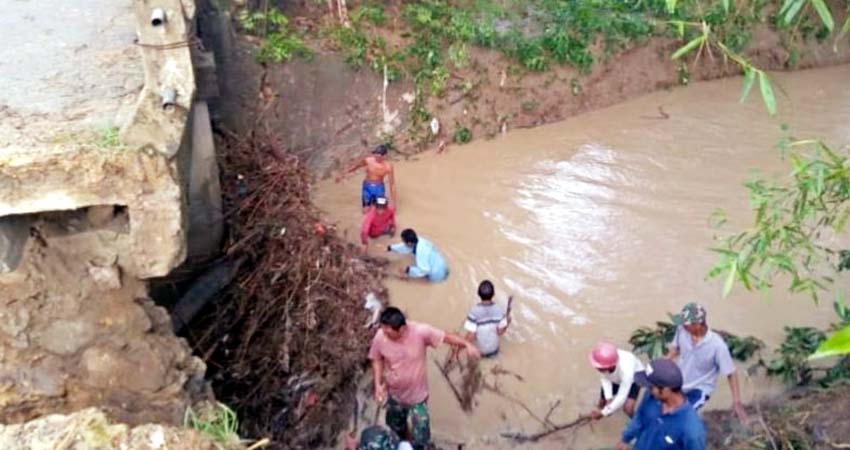 Jembatan Penghubung Antar Desa di Mantup Jebol Diterjang Banjir Bandang