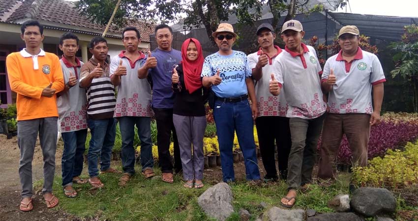 Drs H Sugeng MM Bersama Struktur Organisasi Kampung Bunga Grangsil. (Sur)