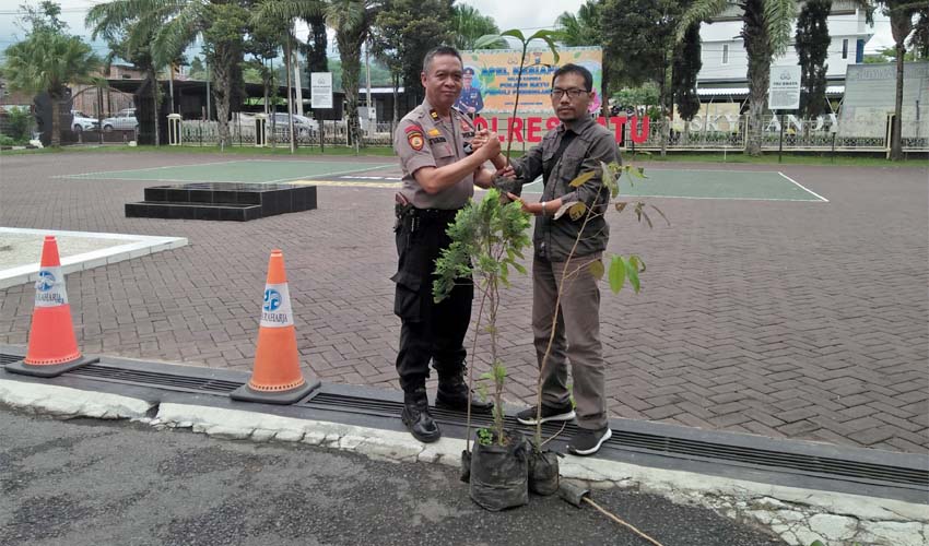 Kapolres Batu Serahkan Bibit Pohon kepada Wartawan, Ajak Peduli Lingkungan