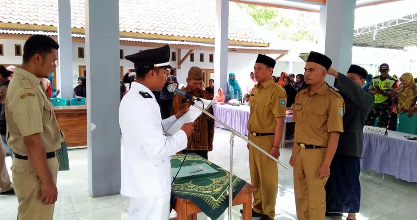 Lantik Sekdes dan Kasun Baru, Kades Sidodowo Minta Prioritaskan Pelayanan Masyarakat