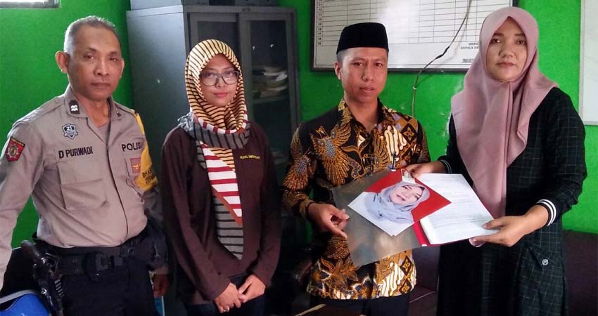 Reny Susilowati,( kanan ) Bakal Calon Kepala Desa Karangpuri menyerahkan berkas pendaftaran kepada Sudiono, ketua panitia Pilkades. (par)