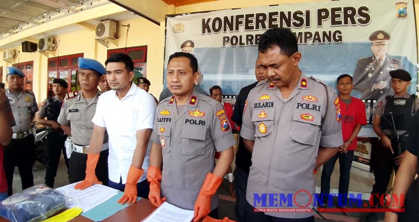 Wakapolres Sampang Kompol Muhammad Lutfi (tengah) bersama Kasatreskrim dan Kabagops dalam rilis pers Sabtu siang. (zyn)