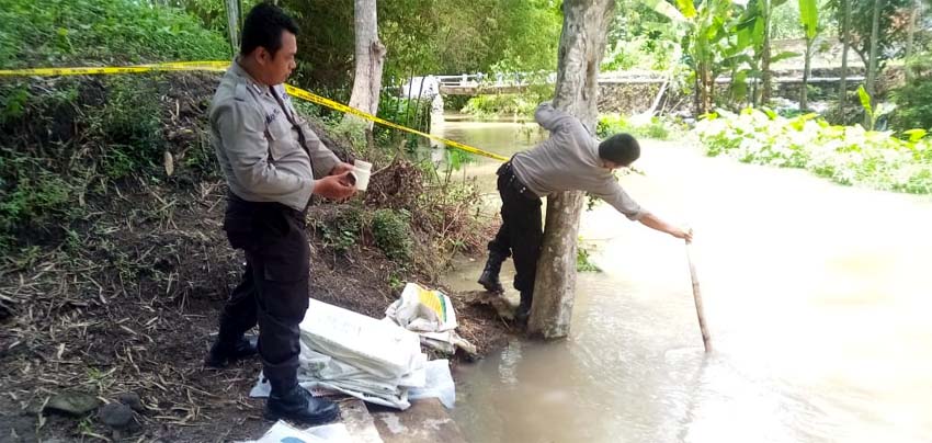 Nyuci Karung, Ditemukan Mengambang