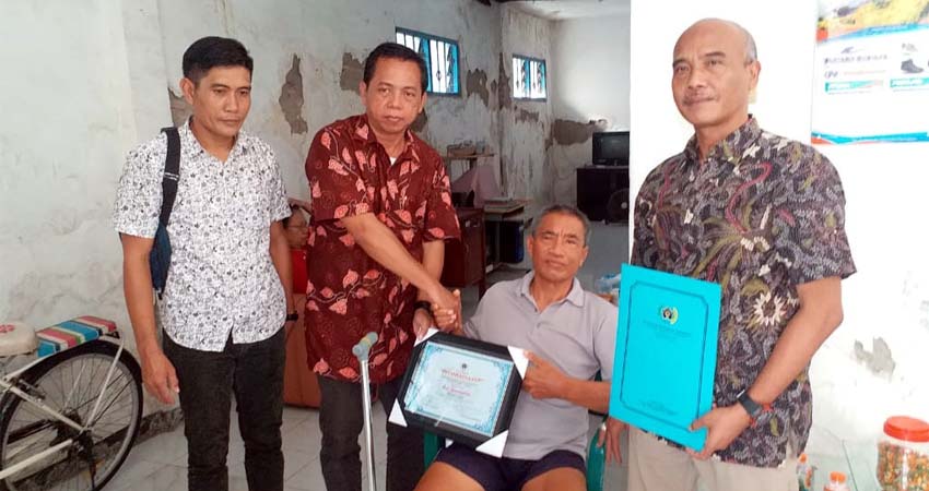 TALI ASIH - Ketua PWI Jatim, Ainur Rohim, Mahmud Suhermono (Wakil Ketua Bidang Organisasi) dan Teguh Lulus Rahmadi (Bendahara) serta Ketua PWI Sidoarjo Abdul Rouf memberikan piagam penghargaan dan tali asih kepada wartawan senior, Ice Soemarto, Jumat (24/1/2020)