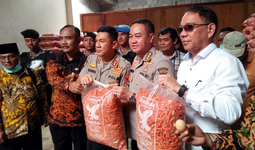 SANGAR : Polda Jatim ungkap kasus makanan ringan berbahan telur busuk. (bud)