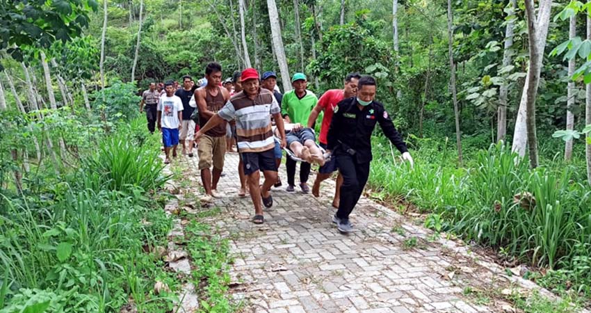 Proses evakuasi korban tenggelam di Dam Bagong oleh warga sekitar. (ist)