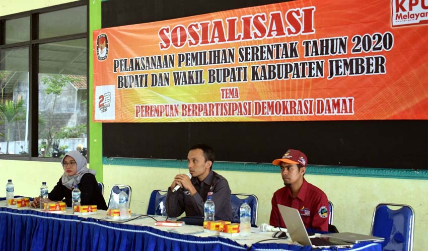 Andi Wasis (tengah) dalam sosialisasi pelaksanaan pemilihan serentak bupati dan wakil bupati. (Kj1)