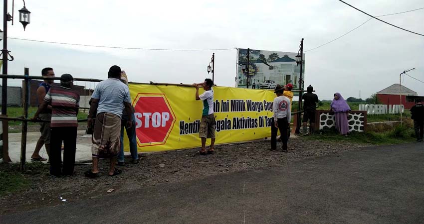 Petani gogol gilir Desa Gelang, Tulangan memasang Spanduk menutup akses jalan masuk Perum Modern Land (gus)