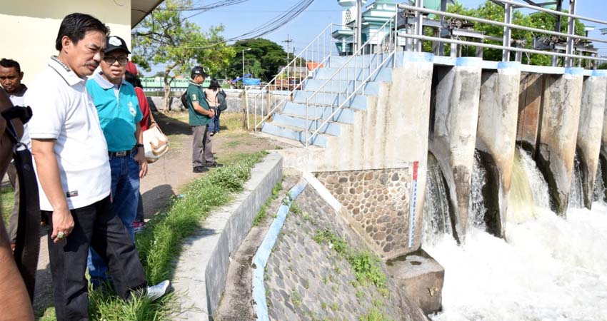 Plt Bupati dan DLHK Sidoarjo Ajak BBTKLPP Ambil Sampel Aliran DAM Sumput Sidoarjo