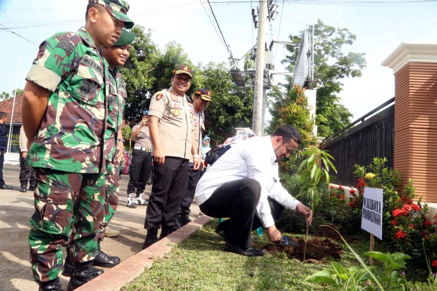 walikota Probolinggo bersama Kapolres probolinggo kota, Danki Yonsipur 10, Kodim 0820 saat menanam bibit pohon mangga di halaman Mako polres Probolinggo kota (Pix)