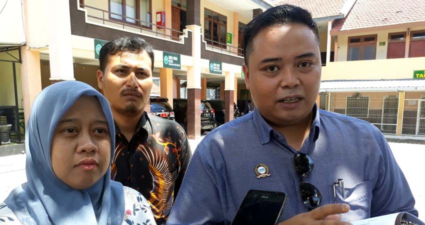 GUSUR : Fani dan kuasa hukumnya Victor Marpaung SH dan Fariz Aldiano Modal SH. (gie)