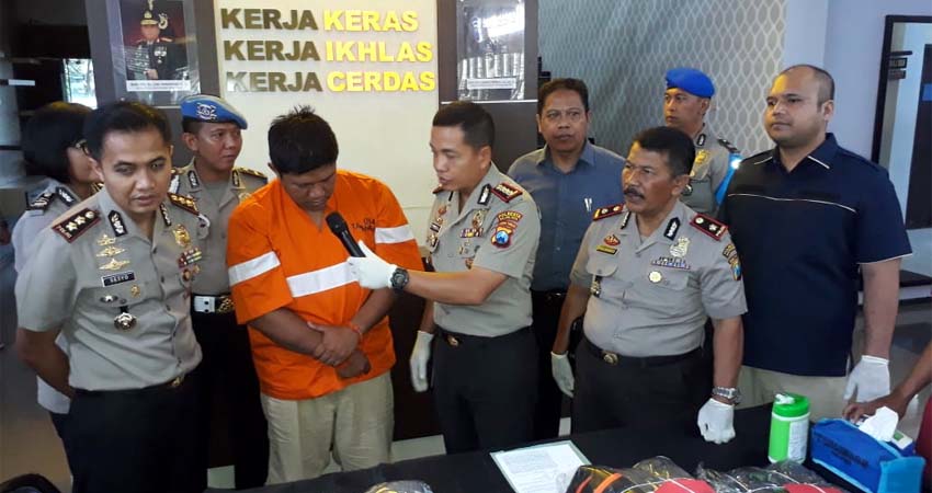 Tersangka Dwi Nur Soleh saat dirilis di Mapolresta Malang Kota. (gie)