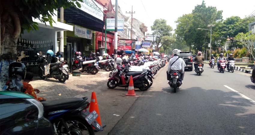 Kondisi Parkir di Depan Kantor BPJS Jl Panji Kepanjen. (ist)