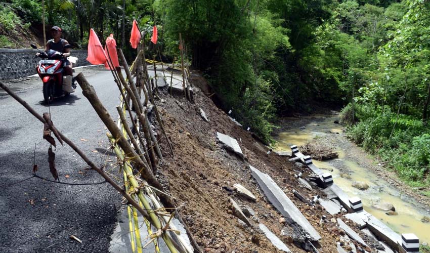 Bangunan TPS baru yang ambrol di Desa Sumberdadi, Kecamatan/Kabupaten Trenggalek. (mil)