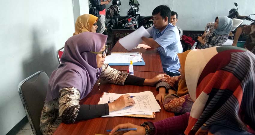 Para difabel sedang melakukan tes wawancara penerimaan beasiswa Pemkab Jember. (gik)