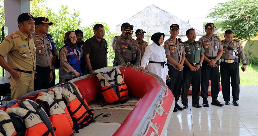 Siaga Hadapi Bencana Banjir, Walikota Risma dan Kapolrestabes Cek Rumah Pompa Sumber Rejo