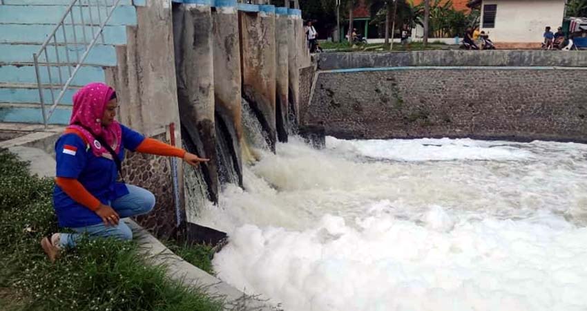 Sungai Dam Sumput Sidoarjo Jadi Lautan Busa, Diduga Dampak Limbah Industri