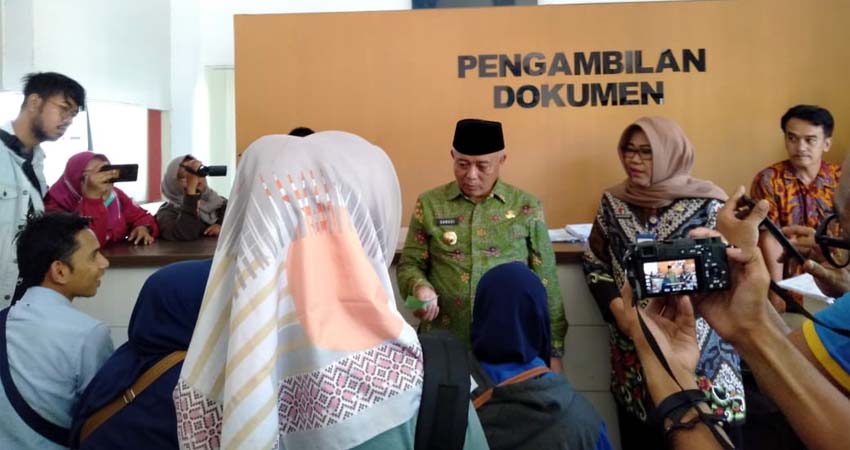 Bupati Malang Drs HM Sanusi MM saat Sidak Kantor Dispenduk Capil. (Sur)