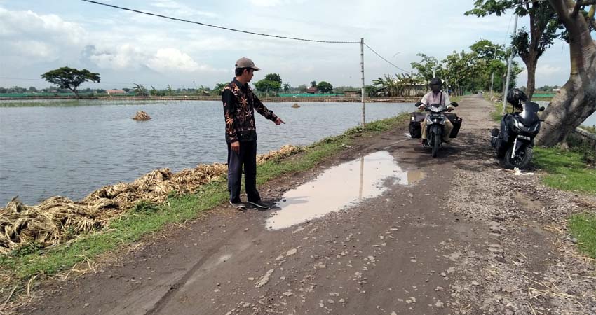 Yanto, Kaur Keuangan Desa Sentul, Tanggulangin menunjukan jalan tanpa aspal kerap dikeluhkan pengguna dan warga sekitar (gus)