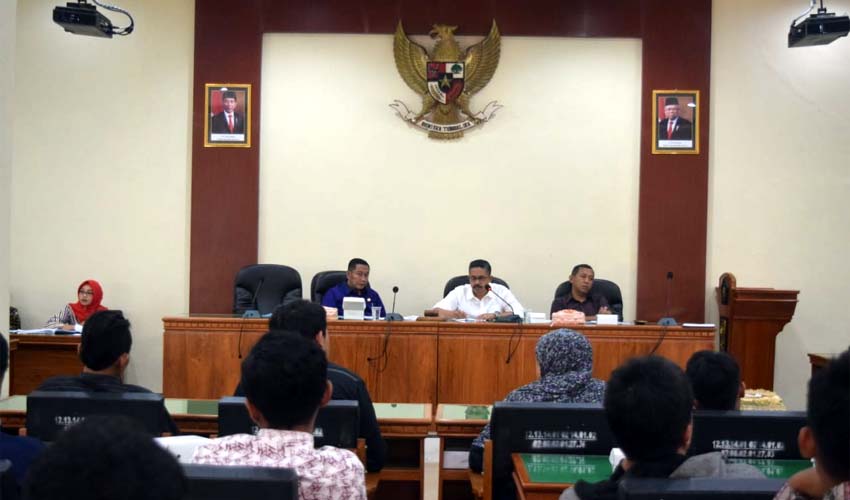 Anggota DPRD Trenggalek hearing bersama Aliansi Rakyat Peduli Trenggalek. (mil)