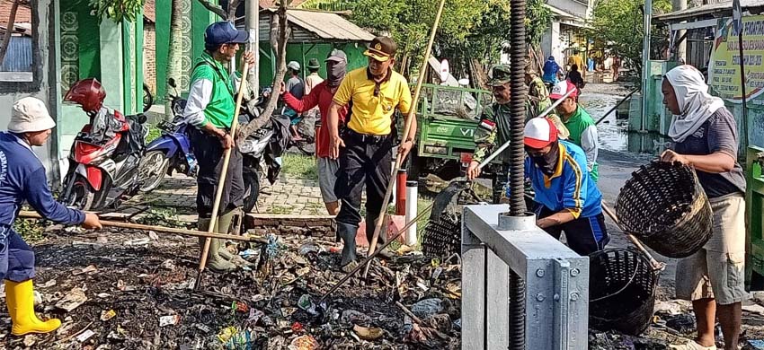 Tim Tanggap Bencana Bersihkan Sungai Pemicu Banjir di Tanggulangin