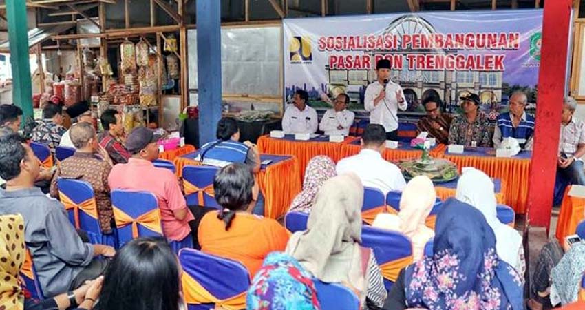 Bupati Arifin saat melakukan sosialisasi dan meninjau lokasi pembangunan Pasar Pon Trenggalek. (ist)