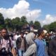 Aksi Demo di depan kantor Pemkab.Bondowoso ( foto dul.memontum.com)