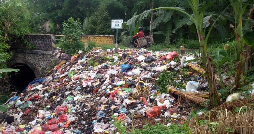 Tumpukan sampah di samping Sungai Kalitakir Dusun Sepanjang Kulon, Desa Sepanjang, Kecamatan Glenmore. (git)