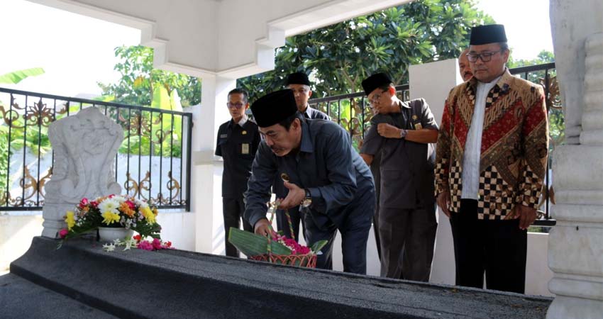 TABUR BUNGA - Plt Bupati Sidoarjo, Nur Ahmad Syaifuddin menabur bunga ke makam sejumlah mantan Bupati Sidoarjo mulai yang ada di TMP Sidoarjo hingga di makam Botoh Putih di Surabaya, Selasa (28/1/2020)